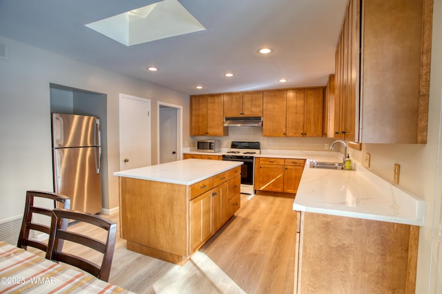 7287 Moon Creek Cir, Pinetop, AZ 85935 - kitchen with stainless steel appliances, under cabinet range hood, a sink, light wood-type flooring, and recessed lighting