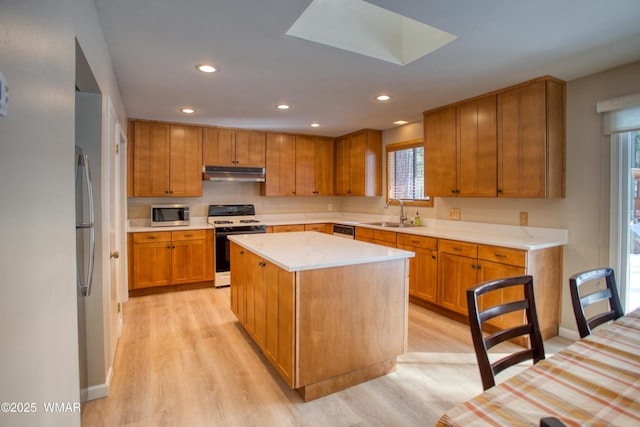 7287 Moon Creek Cir, Pinetop, AZ 85935 - kitchen featuring appliances with stainless steel finishes, under cabinet range hood, light wood-style flooring, light countertops, and recessed lighting