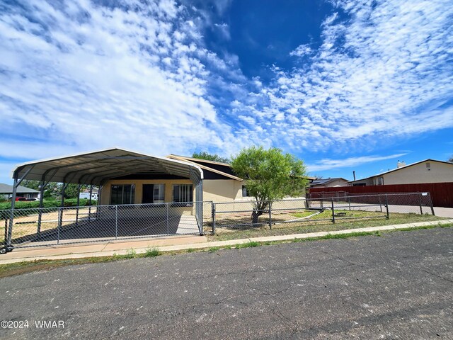 manufactured / mobile home featuring fence