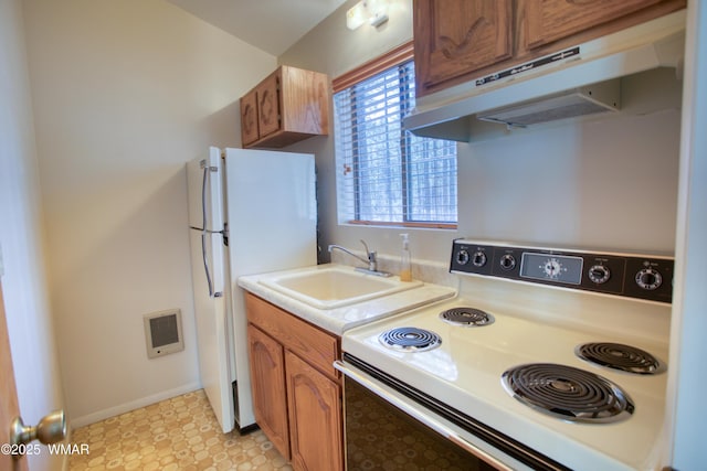 2761 Blue Lupine Ln, Pinetop, AZ 85935 - kitchen featuring light countertops, a sink, under cabinet range hood, white appliances, and visible vents