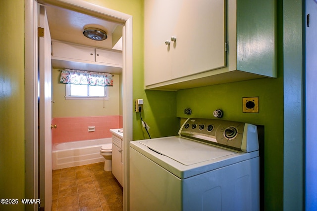 260 E 1st St, Snowflake, AZ 85937 - laundry area featuring washer / dryer and cabinet space