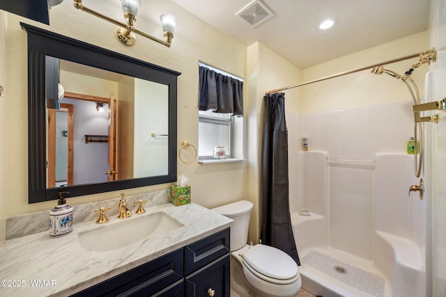 1464 Low Mountain Trl, Heber, AZ 85928 - bathroom featuring toilet, a shower with curtain, vanity, and recessed lighting