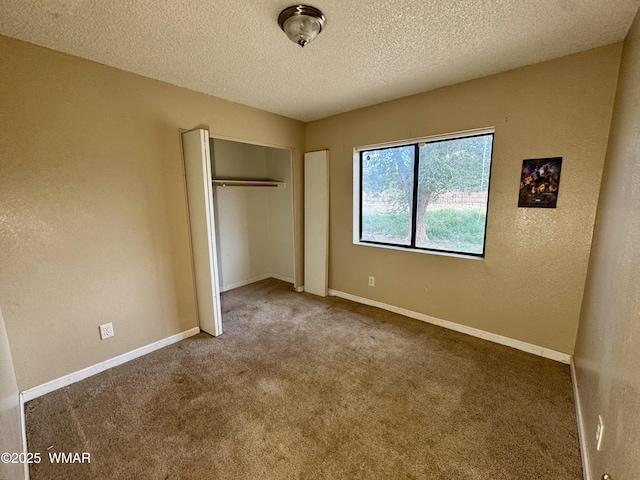 7124 Simons Way, Show Low, AZ 85901 - unfurnished bedroom featuring carpet, a textured ceiling, and a closet