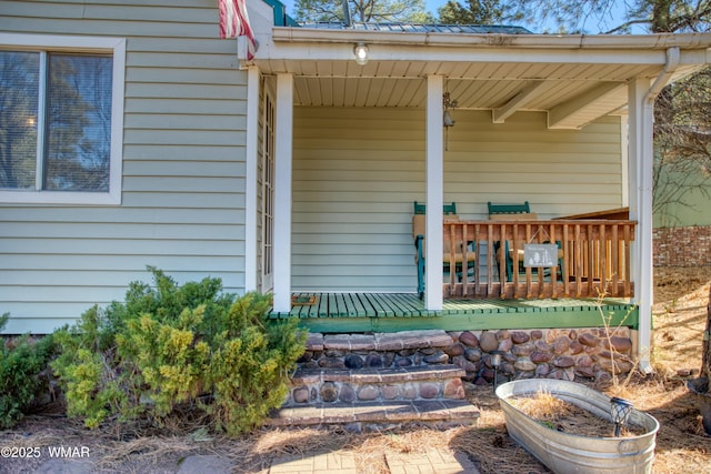property entrance featuring a porch