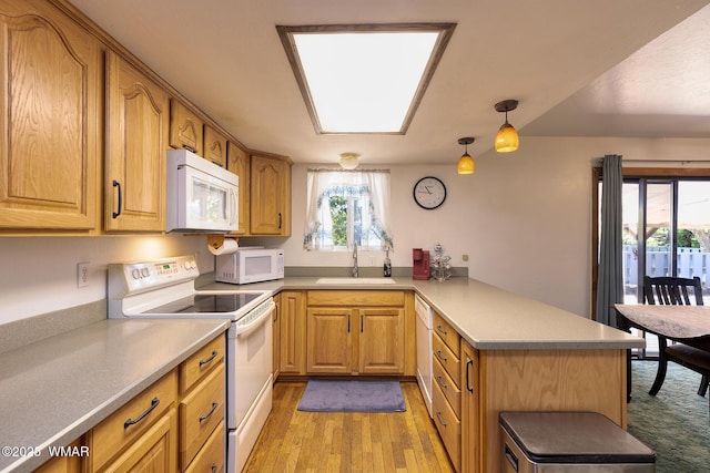 839 S 3rd St, Snowflake, AZ 85937 - kitchen with white appliances, a sink, a peninsula, light wood-style floors, and light countertops