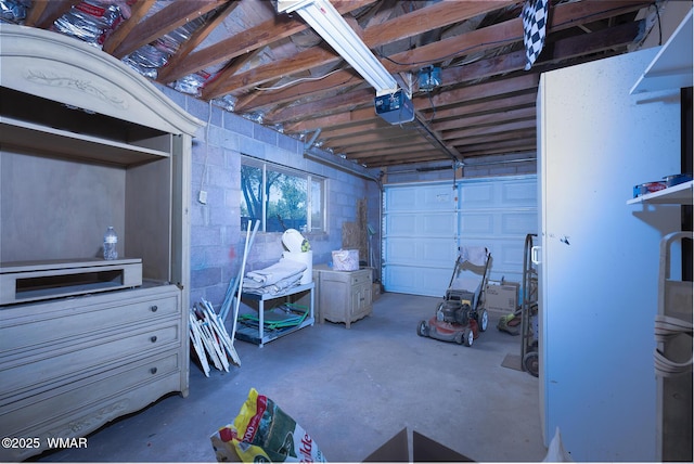 839 S 3rd St, Snowflake, AZ 85937 - garage featuring a garage door opener