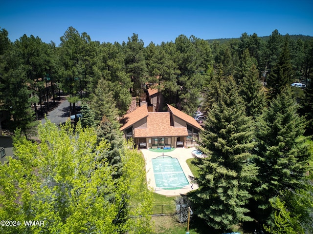 birds eye view of property featuring a wooded view