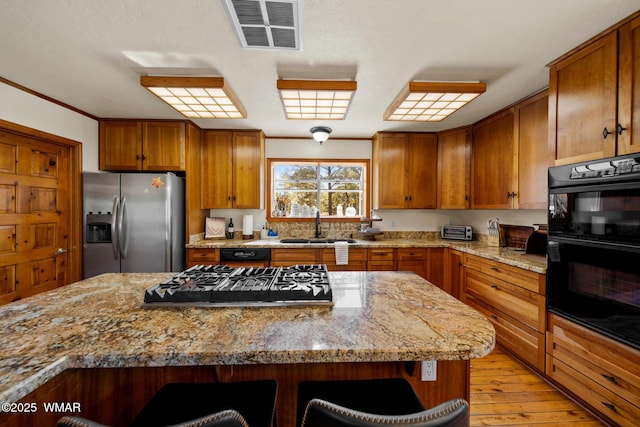 746 Jacks Wild Rd, Show Low, AZ 85901 - kitchen with brown cabinets, visible vents, a sink, and black appliances