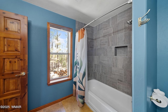 746 Jacks Wild Rd, Show Low, AZ 85901 - bathroom featuring baseboards and shower / tub combo with curtain