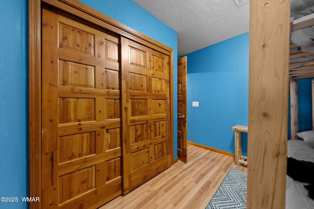 746 Jacks Wild Rd, Show Low, AZ 85901 - corridor featuring light wood-style floors, baseboards, and a textured ceiling