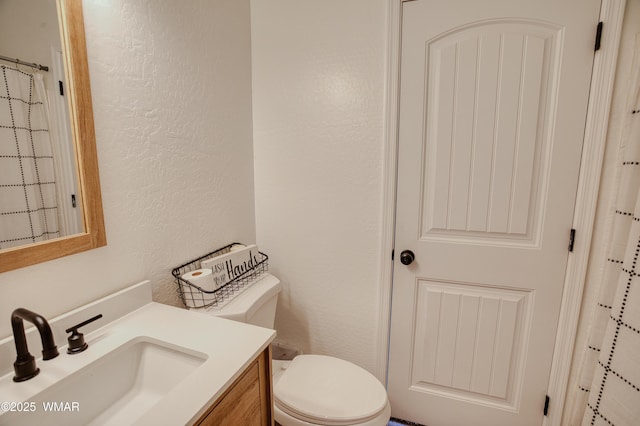 545 S 7th St, Snowflake, AZ 85937 - bathroom featuring a textured wall, vanity, and a shower with shower curtain
