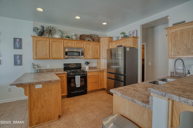 545 S 7th St, Snowflake, AZ 85937 - kitchen with stainless steel appliances, a peninsula, a kitchen breakfast bar, recessed lighting, and light brown cabinets