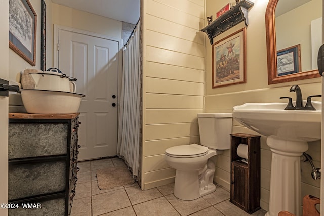 full bathroom featuring a sink, toilet, and tile patterned floors