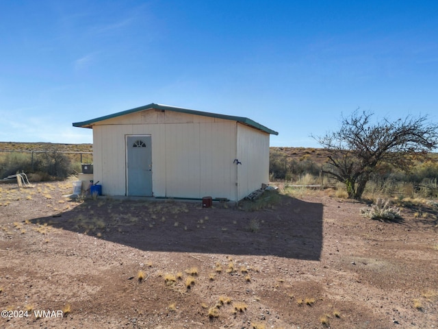 view of outdoor structure with an outbuilding