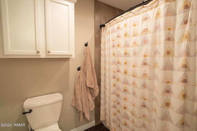 full bathroom featuring curtained shower and toilet