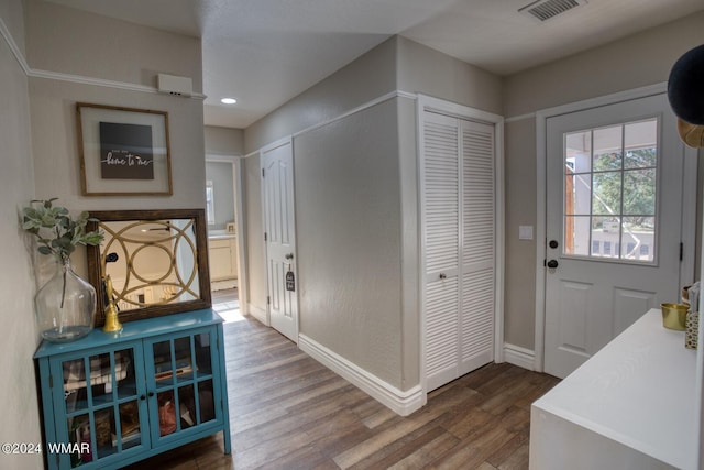 interior space featuring baseboards, visible vents, wood finished floors, and recessed lighting