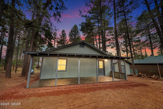 1259 S Penrod Dr, Pinetop, AZ 85935 - back of property with a patio