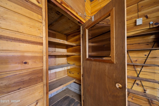 1259 S Penrod Dr, Pinetop, AZ 85935 - detailed view of wood walls