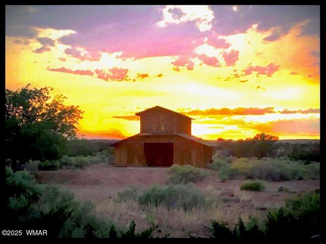 8515 Pueblo Ln, Snowflake, AZ 85937 - outdoor structure at dusk featuring a barn