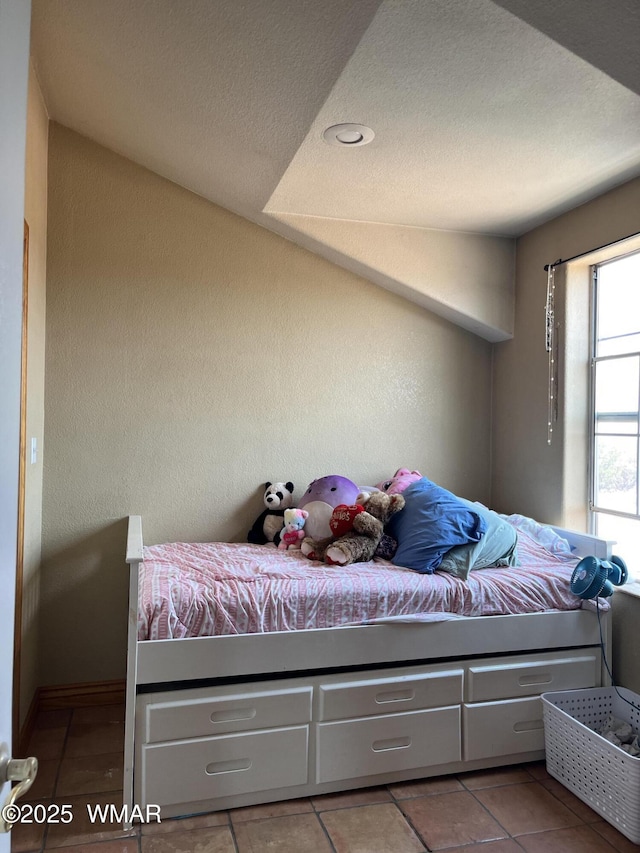 8515 Pueblo Ln, Snowflake, AZ 85937 - bedroom featuring lofted ceiling and a textured ceiling