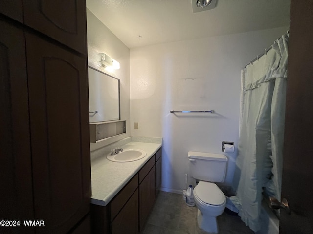 full bath featuring a shower with curtain, baseboards, vanity, and toilet