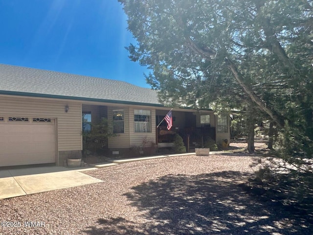6843 Lucky Ln, Show Low, AZ 85901 - ranch-style home with a garage