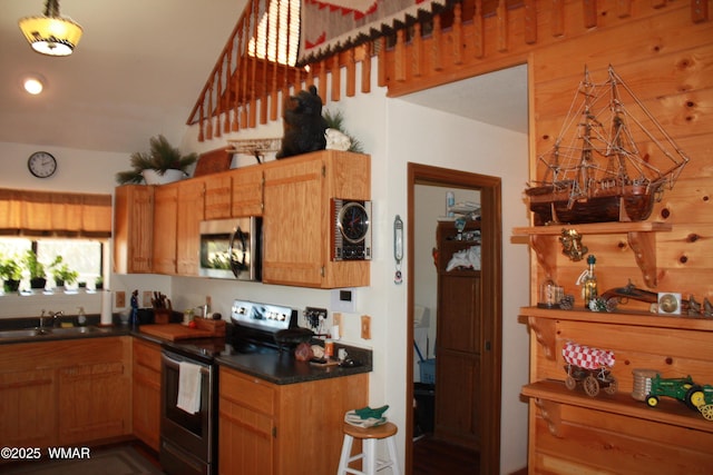 1890 Coyote Pl, Show Low, AZ 85901 - kitchen featuring stainless steel appliances and dark countertops