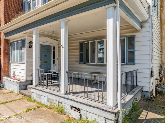 property entrance featuring covered porch