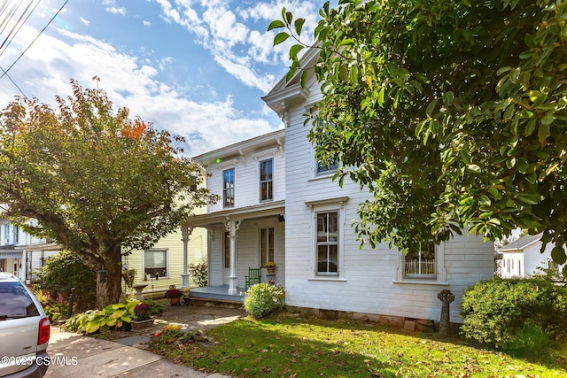 view of front of home featuring a front lawn