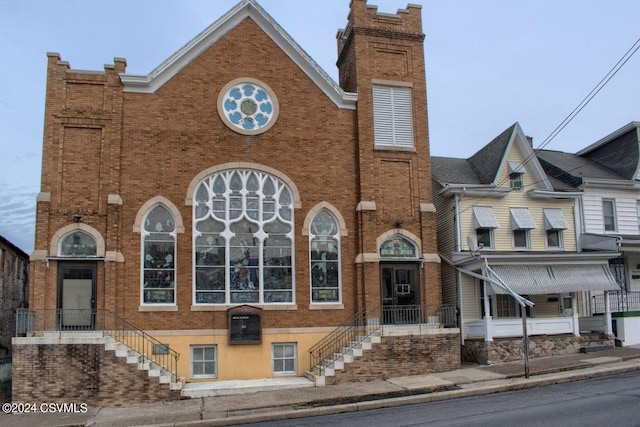 view of front facade