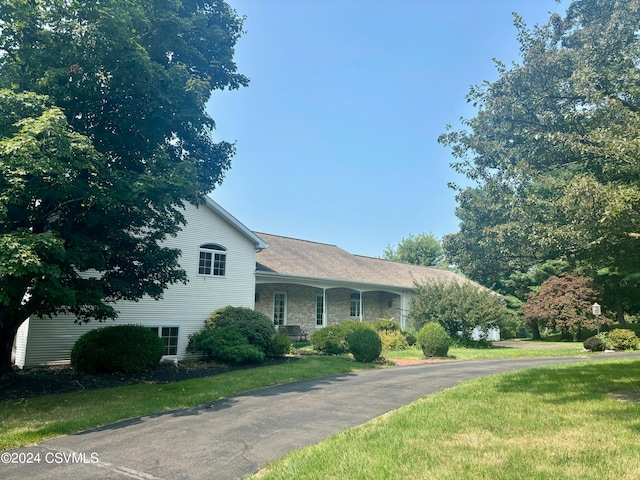 view of front of house with a front yard