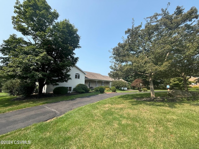 view of front of property featuring a front lawn