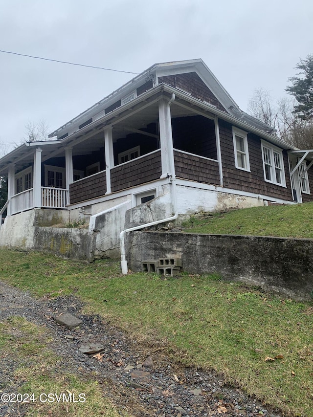 view of front of property with a front lawn