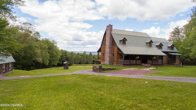 view of front of property featuring a front yard and covered porch