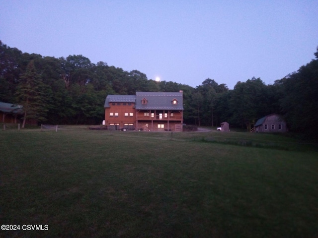 view of yard at dusk