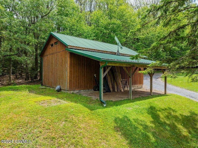 view of outdoor structure featuring a yard