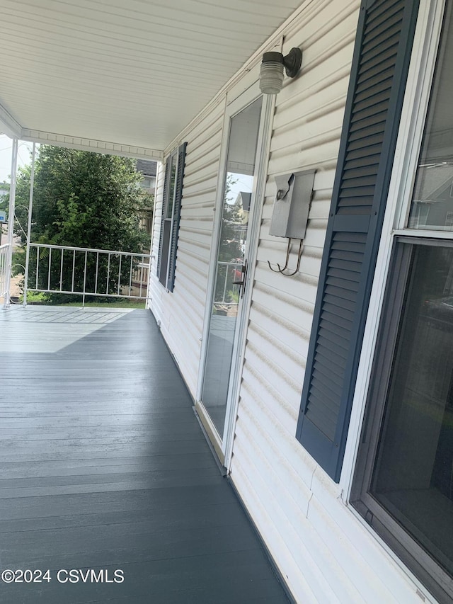 balcony featuring covered porch