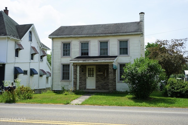 view of front of property featuring a front yard