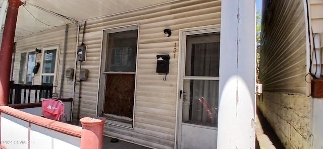 property entrance with covered porch