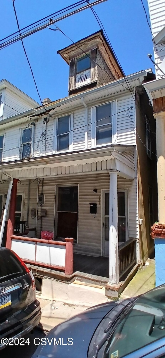 view of front of house featuring a porch