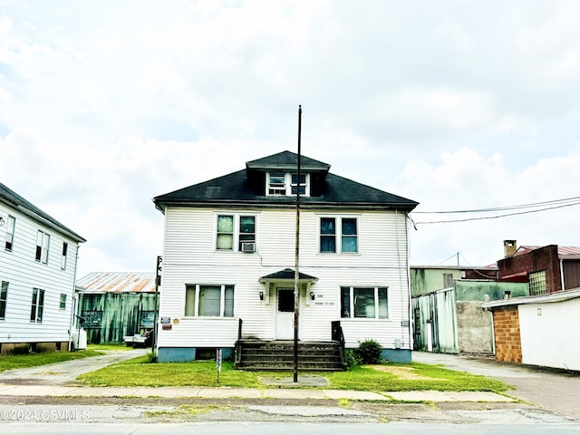 view of american foursquare style home