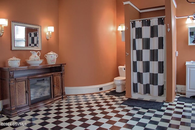 bathroom with a shower with shower curtain, vanity, and toilet