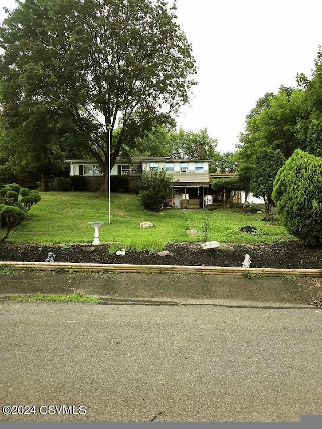 view of front facade featuring a front yard