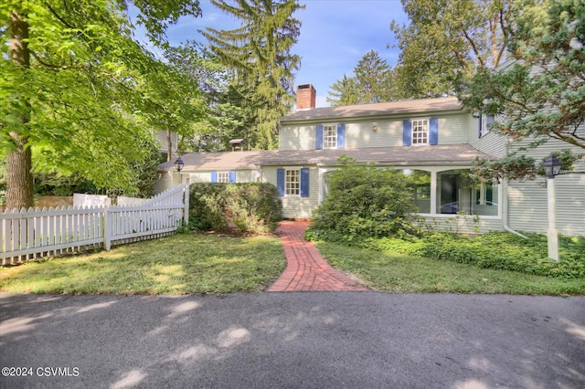 view of front of house featuring a front lawn