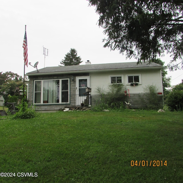 single story home with a front lawn