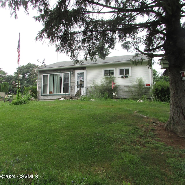 single story home featuring a front yard