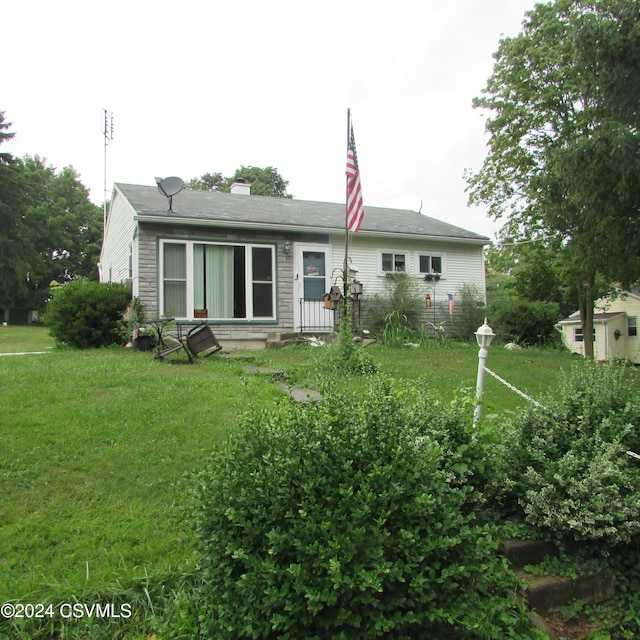 view of front of home featuring a front lawn