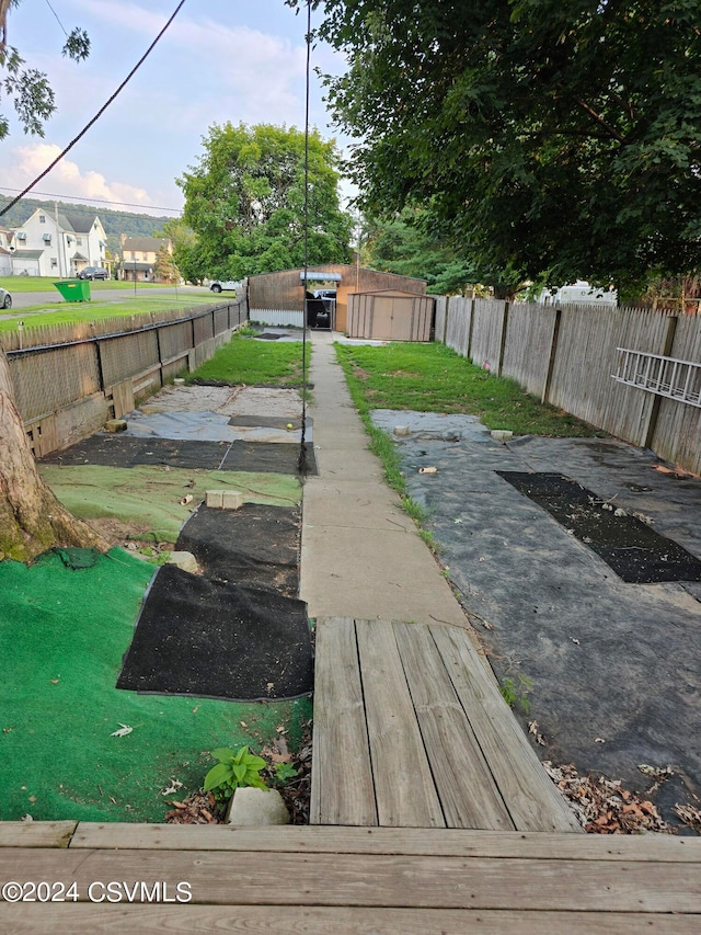 view of yard with a storage shed