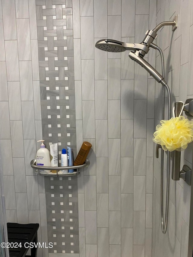 room details featuring tiled shower