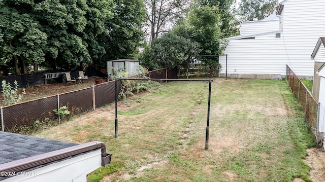 view of yard featuring a shed